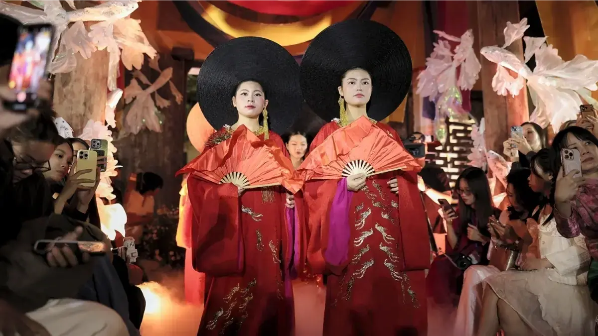 Không gian phố cổ bừng sắc với áo dài Việt